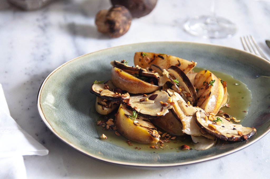 PORCİNİ VE KARAMELİZE ARMUT SALATASI