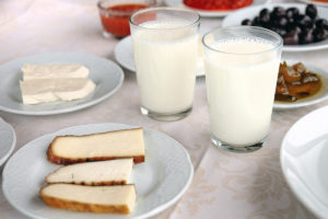 Kahvaltıda süt ve Çerkes peyniri